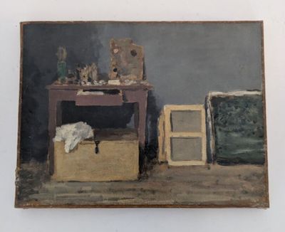 un tableau accroché au mur d'une pièce où se trouvent une table et une chaise