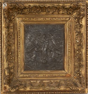 Plaque rectangulaire en métal repoussé à décor de la Vierge …