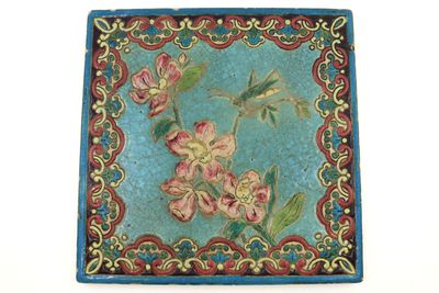 plateau décoratif bleu et rouge orné de fleurs et de libellules