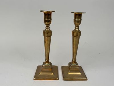 paire de chandeliers anciens en laiton sur fond blanc