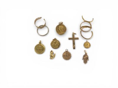 Lot or 18K 5 alliances, 1 croix, 4 pendentifs religieux, 1 m… - Photo 1
