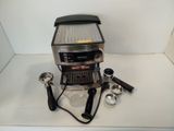 une photo d'une cafetière posée sur un plan de travail