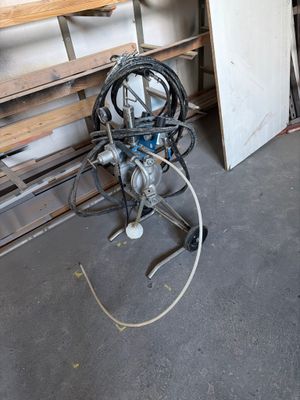 une photo d'une pièce où s'entassent des outils par terre
