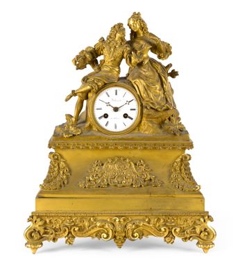 une horloge en or posée sur une table
