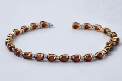 gros plan d'un bracelet sur une surface blanche
