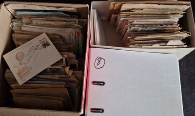 2 cartons + 2 classeurs de plusieurs centaines de lettres Fr…
