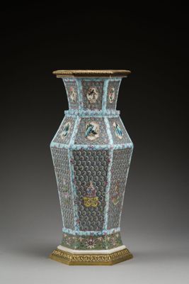 un vase posé sur un support sur une table