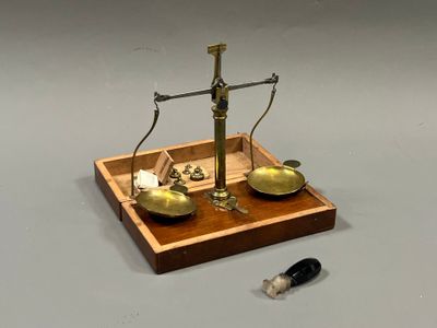 une image représentant une balance sur laquelle sont posés une cuillère et un repose-cuillère
