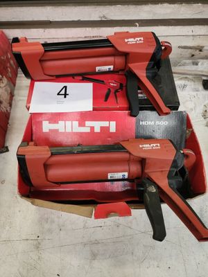 une boîte d'outils posée sur le sol