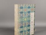 un vieux livre orné de motifs bleus et verts