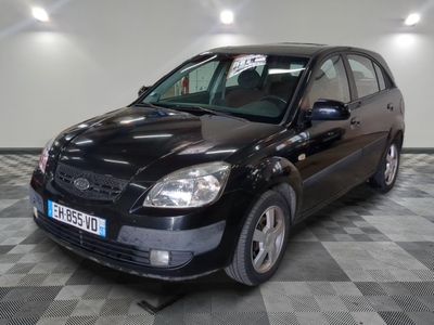 la photo d'une voiture noire garée sur un sol en damier