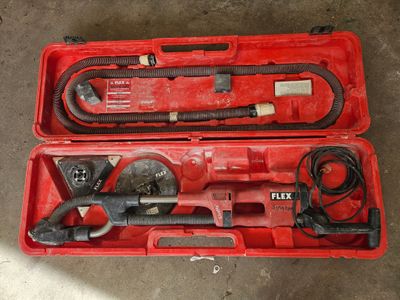 deux outils dans un coffret rouge posé par terre