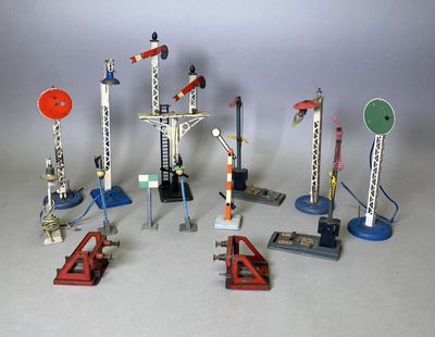 tout un tas de jouets de toutes sortes posés sur la table