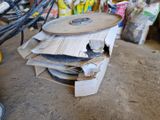 une pile de papiers posée sur une table