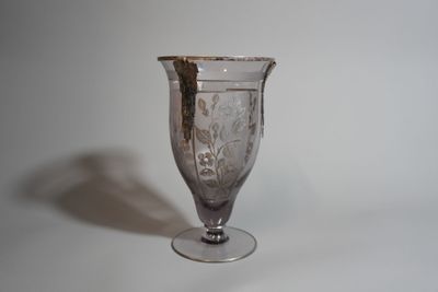 un vase en verre posé sur une table