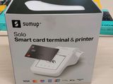 emballage d'un terminal à carte à puce et d'une imprimante posés sur une table