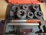 un ensemble d'outils rangés dans une boîte à outils posée sur une table