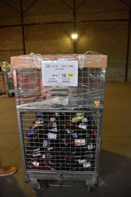 un chariot contenant de nombreuses bouteilles de vin