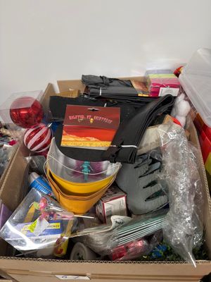 une boîte en carton remplie d'objets hétéroclites sur le sol
