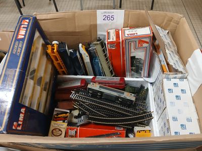 une boîte en carton remplie de rails et d'autres petits trains