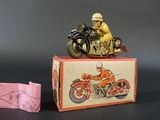 une figurine représentant un homme à moto, posé sur une caisse