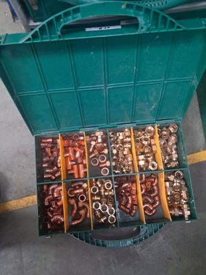 une boîte verte remplie de nombreuses variétés de fruits à coque
