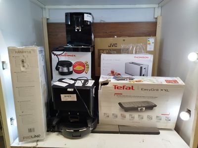 une cafetière et d'autres appareils électroménagers posés sur une étagère dans une pièce