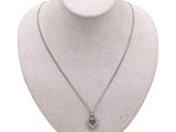 Collier plaqué argent avec un pendentif en forme de cœur sur un mannequin blanc