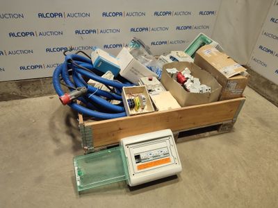 une boîte contenant du matériel électrique posée par terre à côté d'une autre boîte contenant du matériel électrique