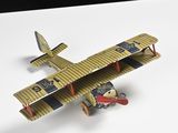 un petit avion miniature posé sur une table
