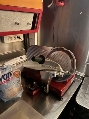 une machine dans laquelle se trouve un sac de nourriture