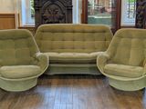 trois fauteuils et un canapé dans un salon