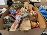 une boîte en carton remplie de jouets et d'autres objets