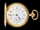 un gros plan d'une montre de poche sur fond noir