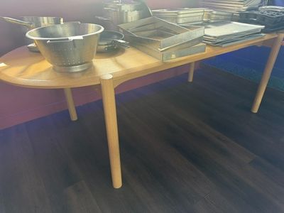 une table sur laquelle sont posés tout un tas de casseroles et de poêles