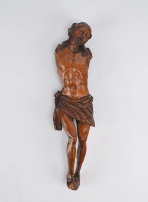 un crucifix ancien en bois représentant Jésus sur la croix