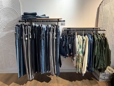 un portemanteau dans un magasin de vêtements, à côté d'un miroir