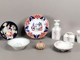 de nombreux objets en porcelaine de toutes sortes exposés sur la table