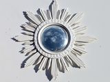 une image représentant un soleil rayonnant blanc avec un ciel bleu au centre
