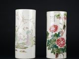 deux vases sur lesquels sont peints des fleurs et des oiseaux sur un fond noir
