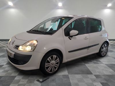 la photo d'une voiture blanche garée dans un garage