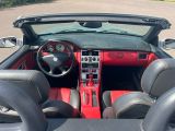 une voiture de sport rouge et noire décapotable