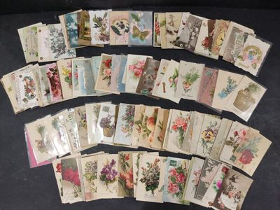 un lot de cartes posées sur une table