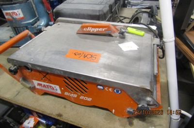 une machine posée sur une table