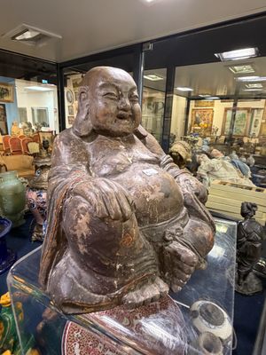 une statue représentant un homme assis dans une vitrine