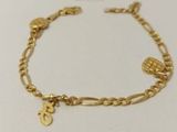 Gros plan sur un bracelet en or orné de breloques