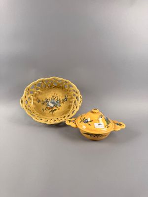 Bouillon en faïence jaune à décor floral dans le goût de Mon…