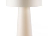 une lampe de table blanche avec un abat-jour blanc