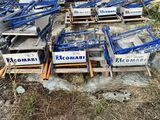 de nombreuses machines qui sont à même le sol, dans la boue