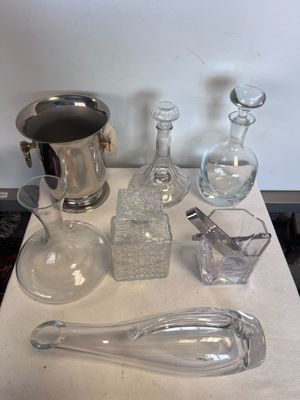 une table sur laquelle se trouvent de nombreux objets en verre